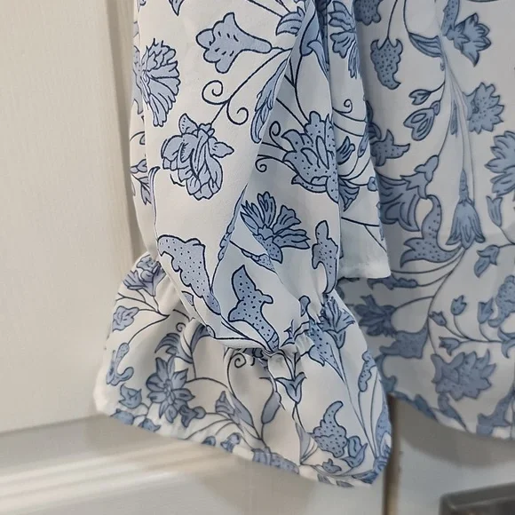 Dokotoo Floral Blue Blouse Top Size Large Worn 1 Time - Picture 10 of 13
